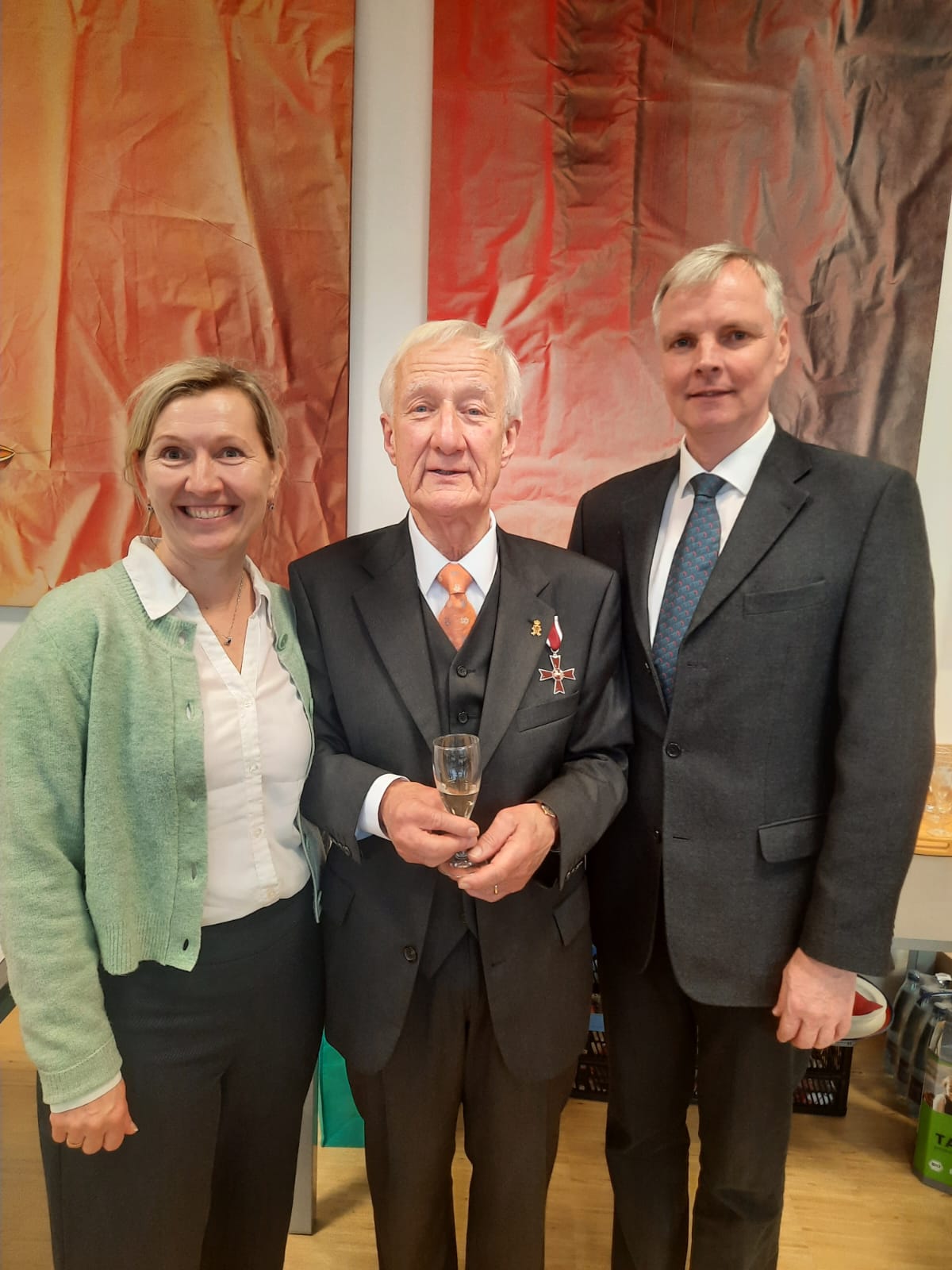 Die Leiterin der ZKBS-Geschäftsstelle, Dr. Anke Stein, Prof. Dr. Dr. Wilfried Wackernagel und der Vorsitzende der ZKBS, Prof. Dr. Dr. Thomas Vahlenkamp (v.l.) bei der Verleihung des Verdienstkreuzes am Bande des Niedersächsischen Verdienstordens.